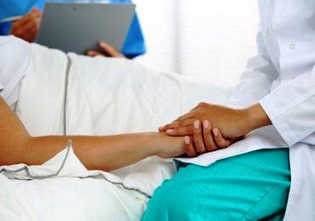 VEJA: Médica cristã é suspensa após orar por pacientes de covid e dizer que Deus cura