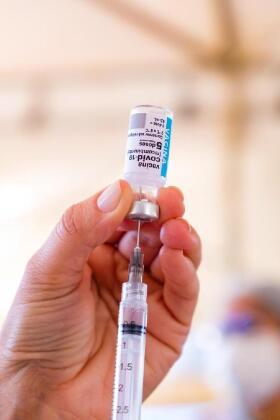 Governo de Mato Grosso consegue autorização para vacinar lactantes contra a Covid-19