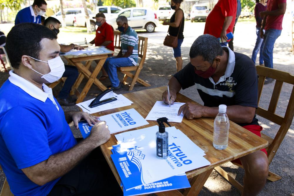 Governo de Mato Grosso entrega títulos definitivos para famílias de assentamento rural em Cáceres