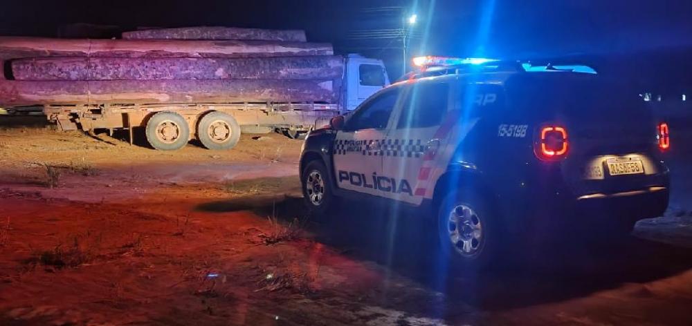 Policiais prendem suspeitos por tentativa de suborno após apreender carga de madeira irregular