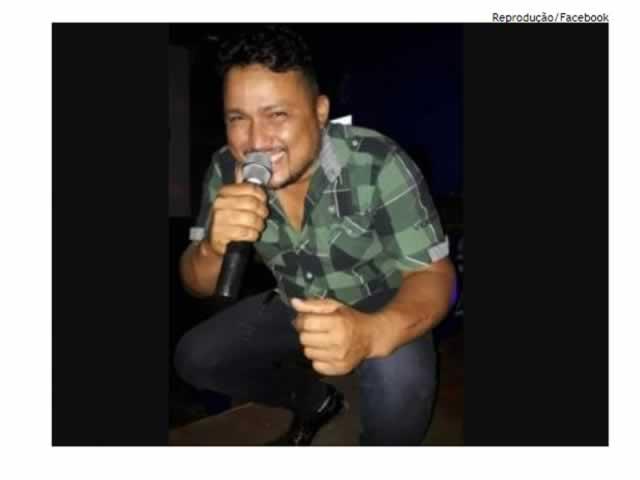 Cantor de 44 anos morre de covid durante transferência para UTI