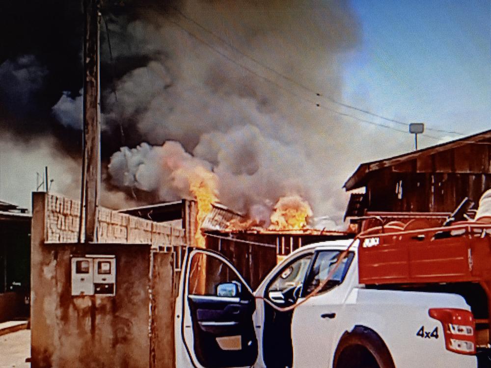 RESIDÊNCIA EM CHAMAS BAIRRO CIDADE ALTA EM ARIPUANÂ MT
