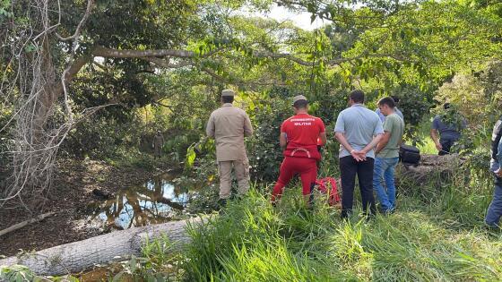 Perícia encontra roupas femininas rasgadas e camiseta com sangue próximo de corpo encontrado em Juína