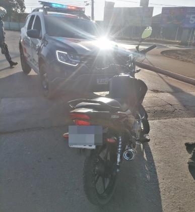 Delegado arbitra fiança de 03 salários mínimos para jovem preso pela PM empinando moto em Juína