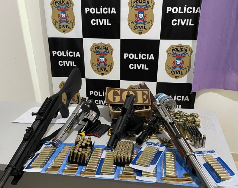 Centenas de munições e armas são apreendidas com homem investigado por comércio de armas