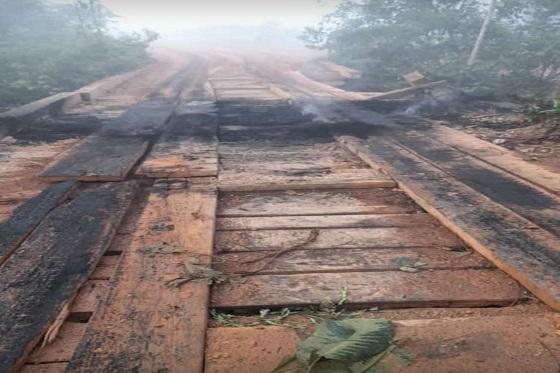 Vândalos ateiam fogo em ponte de madeira e trânsito por rodovia que dá acesso a Conselvan fica comprometido