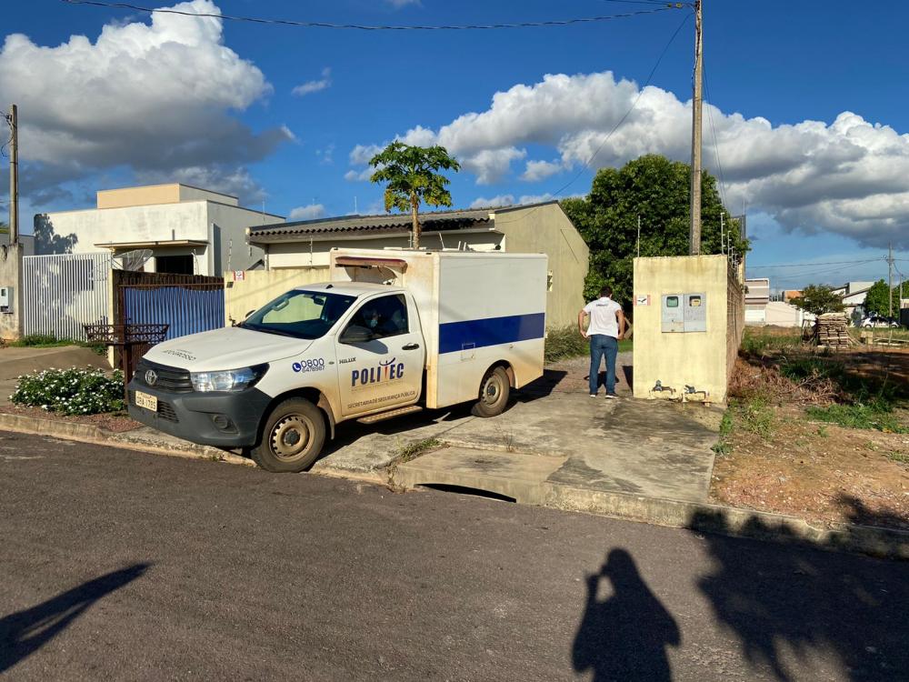Colegas de trabalho encontram professora morta dentro de residência