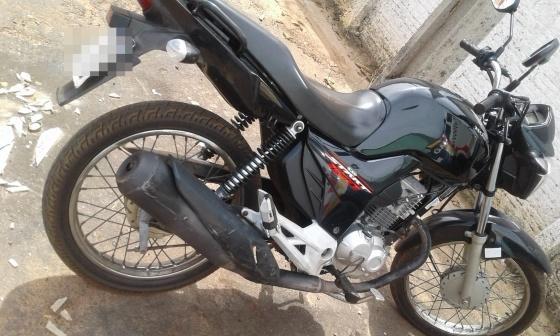 Adolescente é apreendido pela polícia militar após ser flagrado empinando moto em Juína