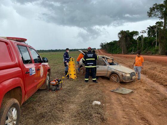 Bombeiros socorrem homem que capotou carro na zona rural de Juína