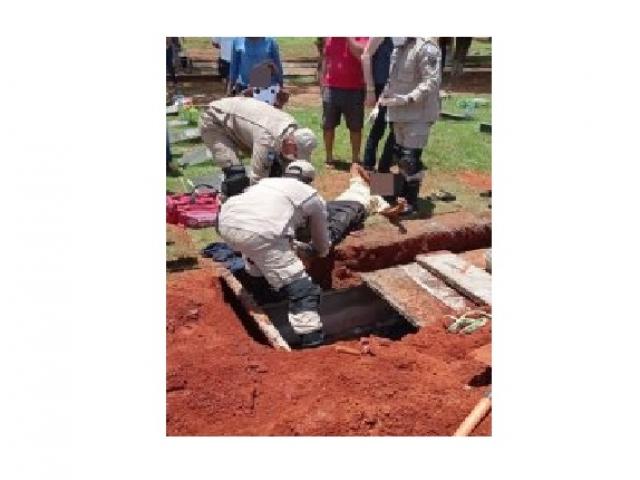 Coveiro em MT cai em cova durante sepultamento e se machuca