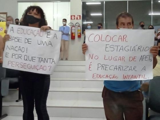 Profissionais da educação protestam contra projeto do executivo em Juína