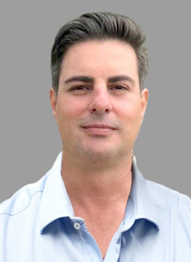 Quais são os aspectos comuns entre a resistência à vacina e o mito do frango com hormônio?