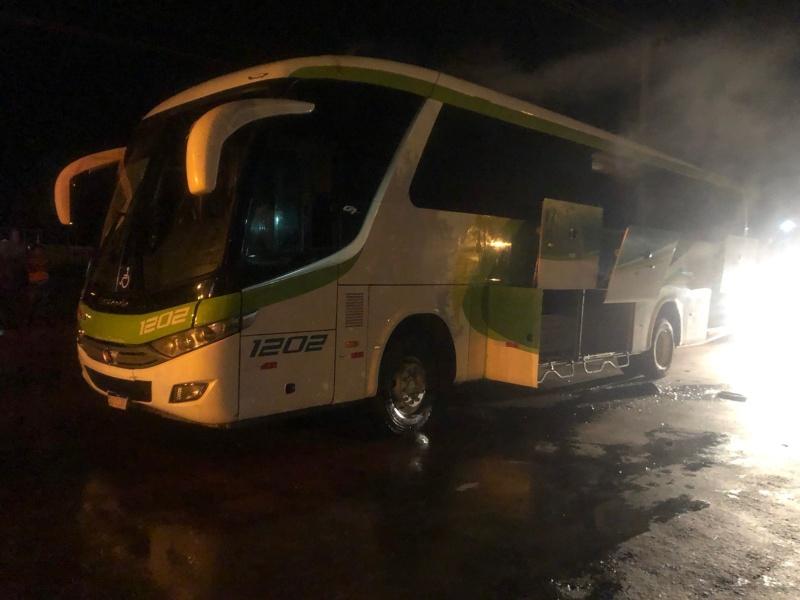 Ônibus com mais de 30 passageiros pega fogo em Juína