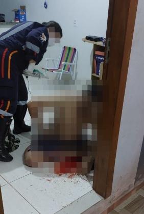 Dupla em moto invade casa e atira três vezes contra homem em Juína