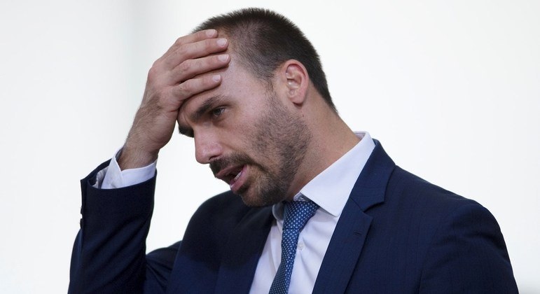 Avião com deputado Eduardo Bolsonaro e outros políticos arremete após turbulência