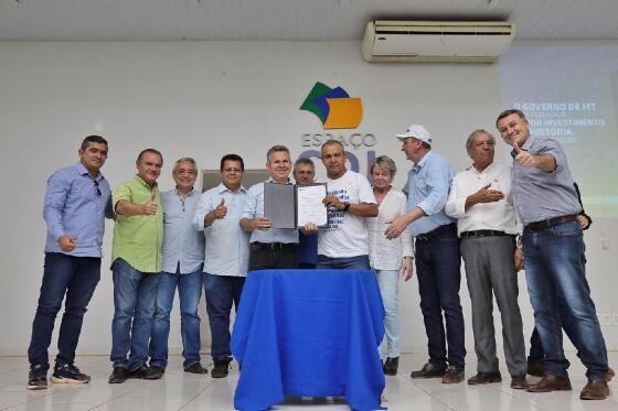 Em Juína, governador autoriza licitação de escola indígena e assina R$ 19,4 milhões em convênios