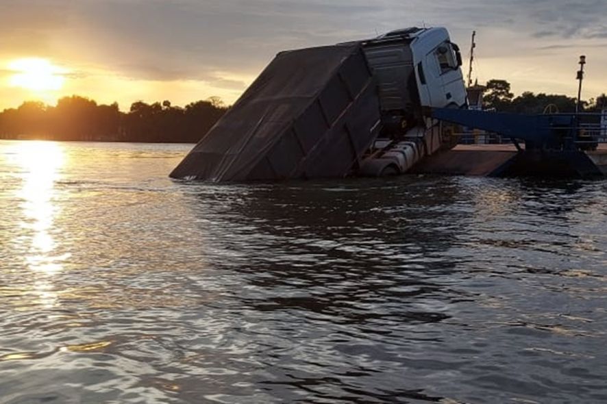 Vagões de carreta caem de balsa no rio Teles Pires; tráfego interrompido