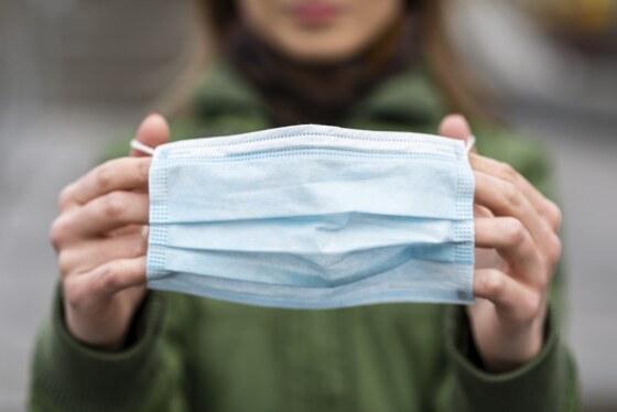 Com alta da covid, prefeituras tornam máscaras obrigatórias