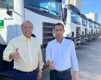 Nova Monte Verde recebe caminhão caçamba e escavadeira hidráulica