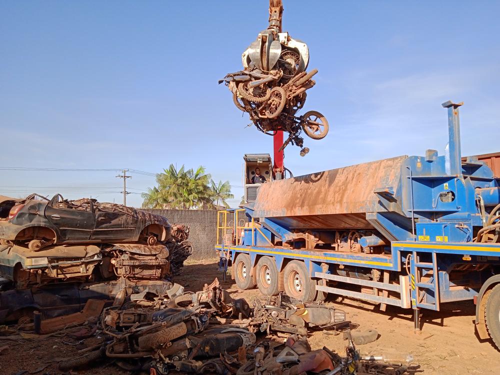 CAMINHÃO PRENSA CHEGA NO CIRETRAN EM ARIPUANA - MT