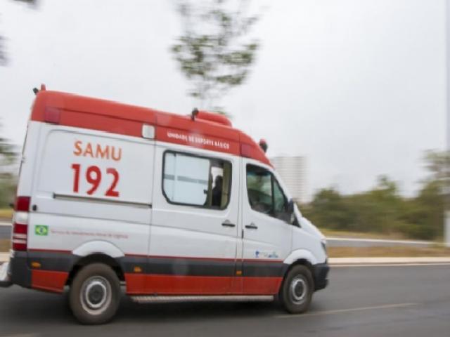 Diarista acha patrão morto com duas facas cravadas no pescoço