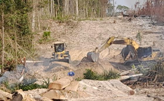 Polícia faz operação, flagra maquinários da prefeitura fazendo desmates ilegais e aponta que uma das áreas é do prefeito