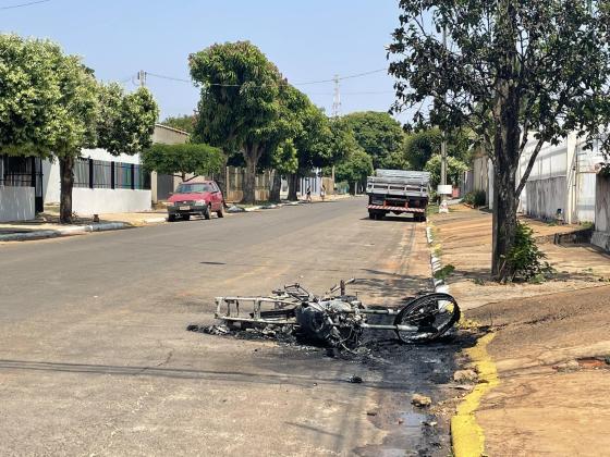 Homem esfaqueia vizinho e queima moto por ciúmes da esposa em Campo Novo do Parecis