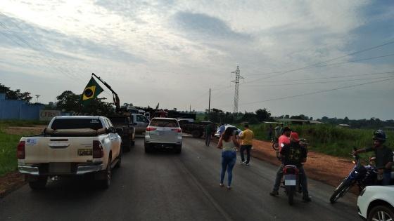 Apoiadores de Bolsonaro fecham rodovia em Juína