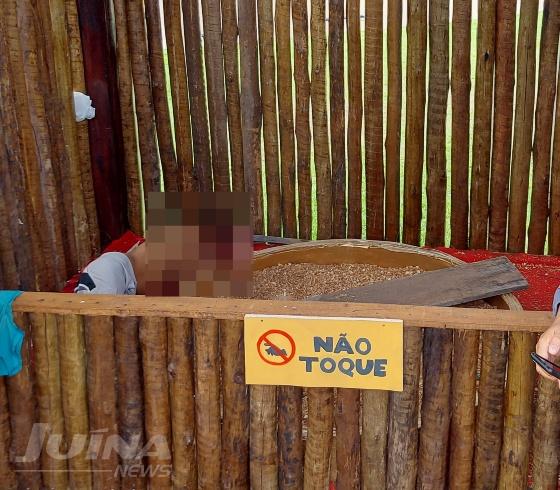 Politec identifica homem morto a pauladas em praça pública de Juína