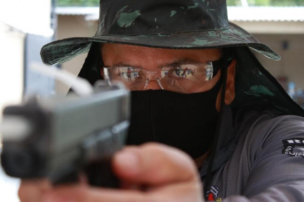 Oficiais participam de instrução de sobrevivência policial para horários de folga