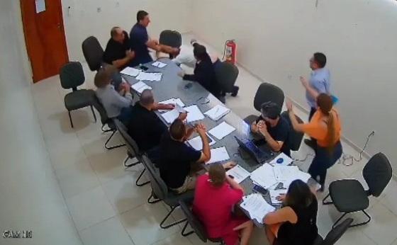 Vereadores brigam em reunião por causa de erros de digitação em projeto em Aripuanã; veja vídeo