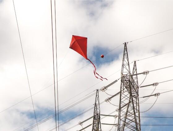 Férias escolares acendem alerta de acidentes com pipas e redes elétricas; Juína teve recente um caso grave de linha com cerol