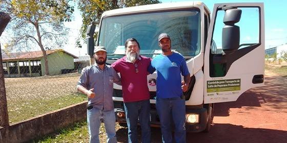 Prefeitura de Juína disponibiliza caminhão para coleta de leite de pequenos produtores rurais do Assentamento Rio Preto