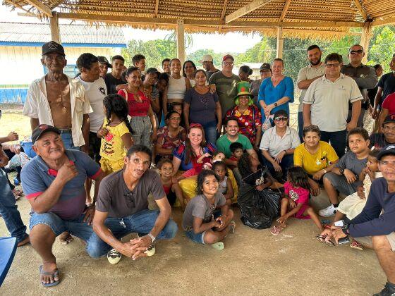 Polícia Militar distribui brinquedos as crianças no Distrito de Conselvan em Aripuanã