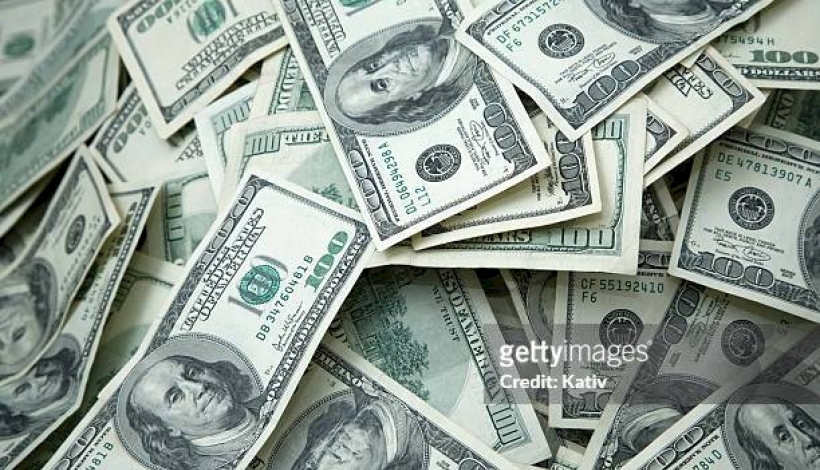  Dólar fecha em R$ 5,27 com tensões no Brasil e no exterior