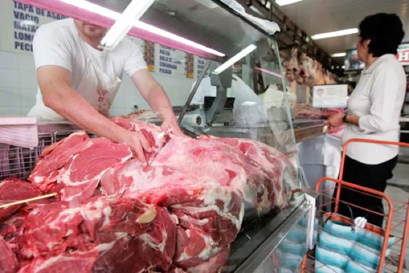 Cesta básica tem queda, mas a carne continua registrando aumento