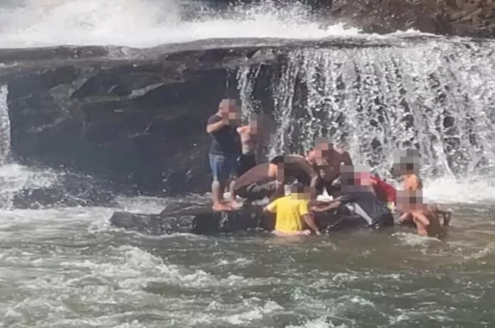 Jovem de 21 anos morre afogado durante banho com amigos em cachoeira