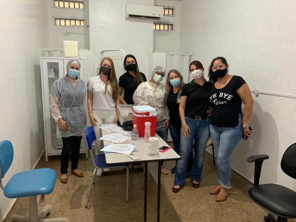 Servidores de unidades prisionais recebem primeira dose da vacina contra Covid-19