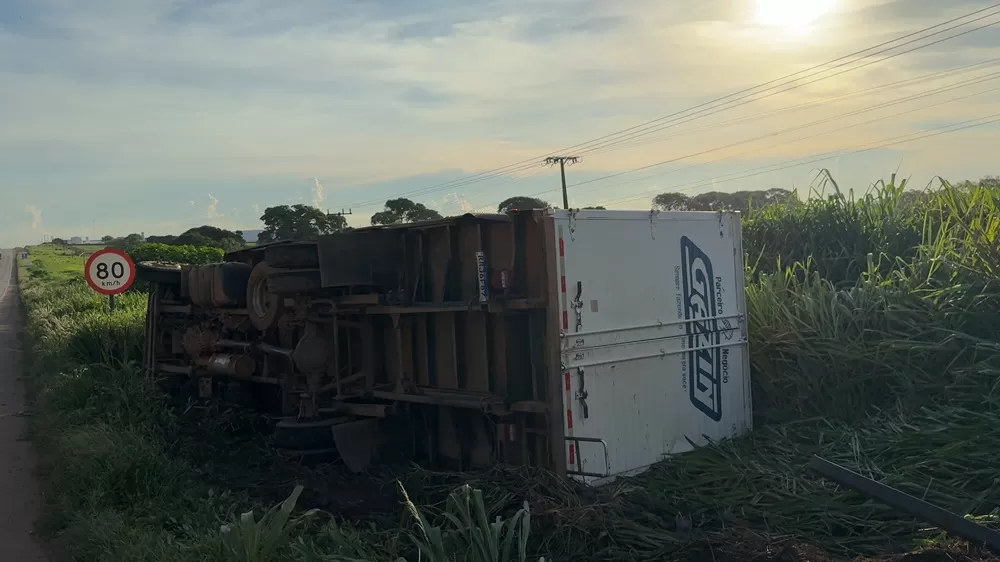 Caminhão sai da pista e tomba na BR-163 em Sorriso