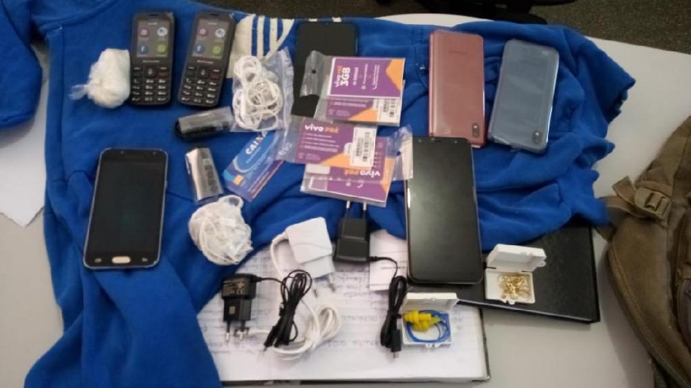 Homem é flagrado tentando repassar celulares e droga para reeducanda