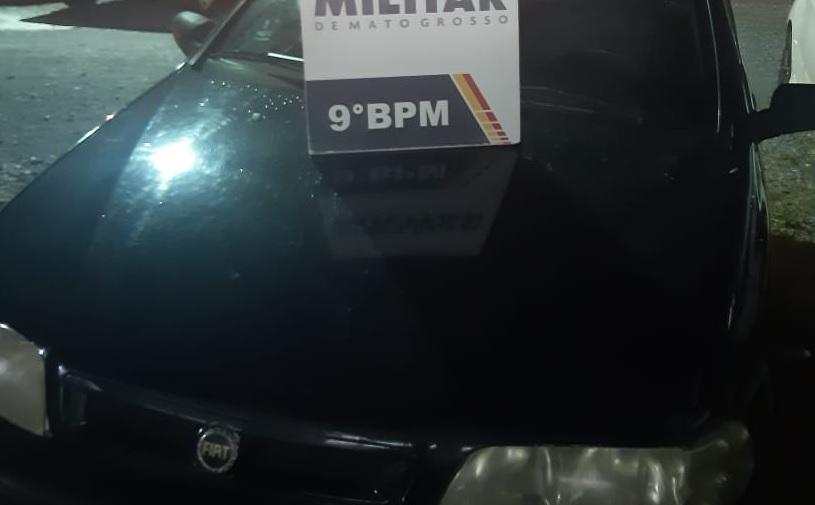 Pego com Pálio roubado, suspeito alega que veículo estava abandonado com a chave na ignição