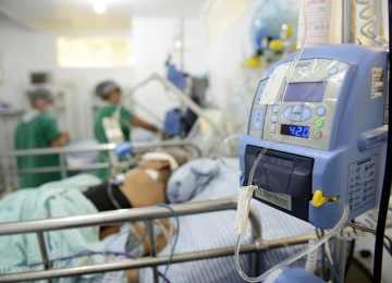 Taxa de ocupação em UTIs públicas cresce após bloqueio de leitos em hospitais da capital
