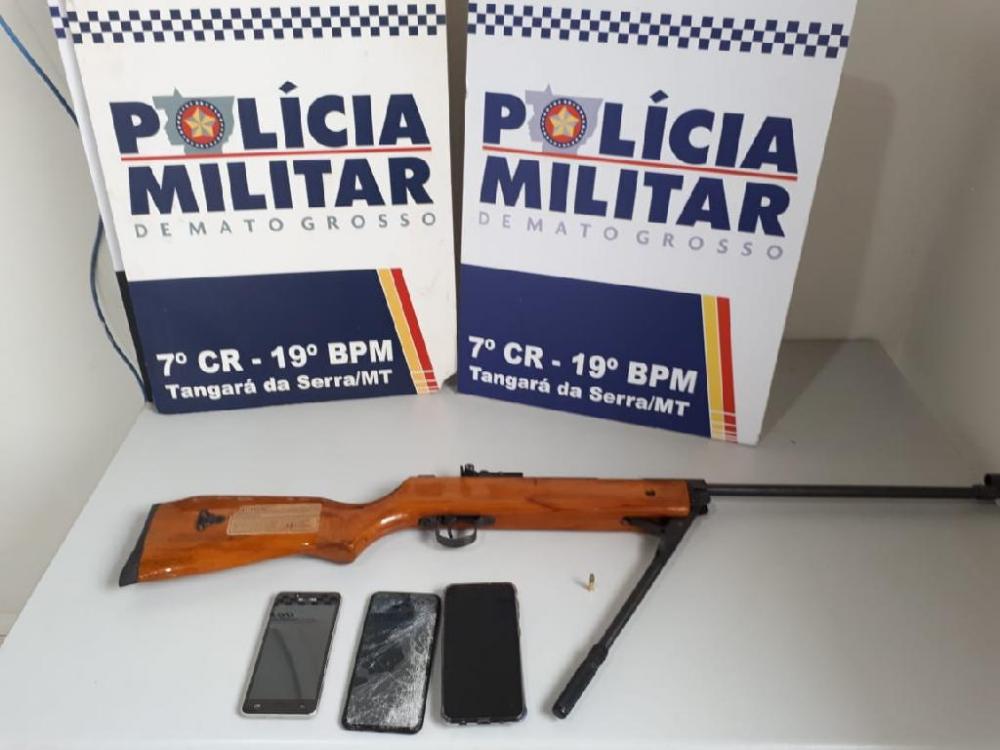 Em briga de casal, mulher é detida por agressão e marido por porte ilegal de arma de fogo