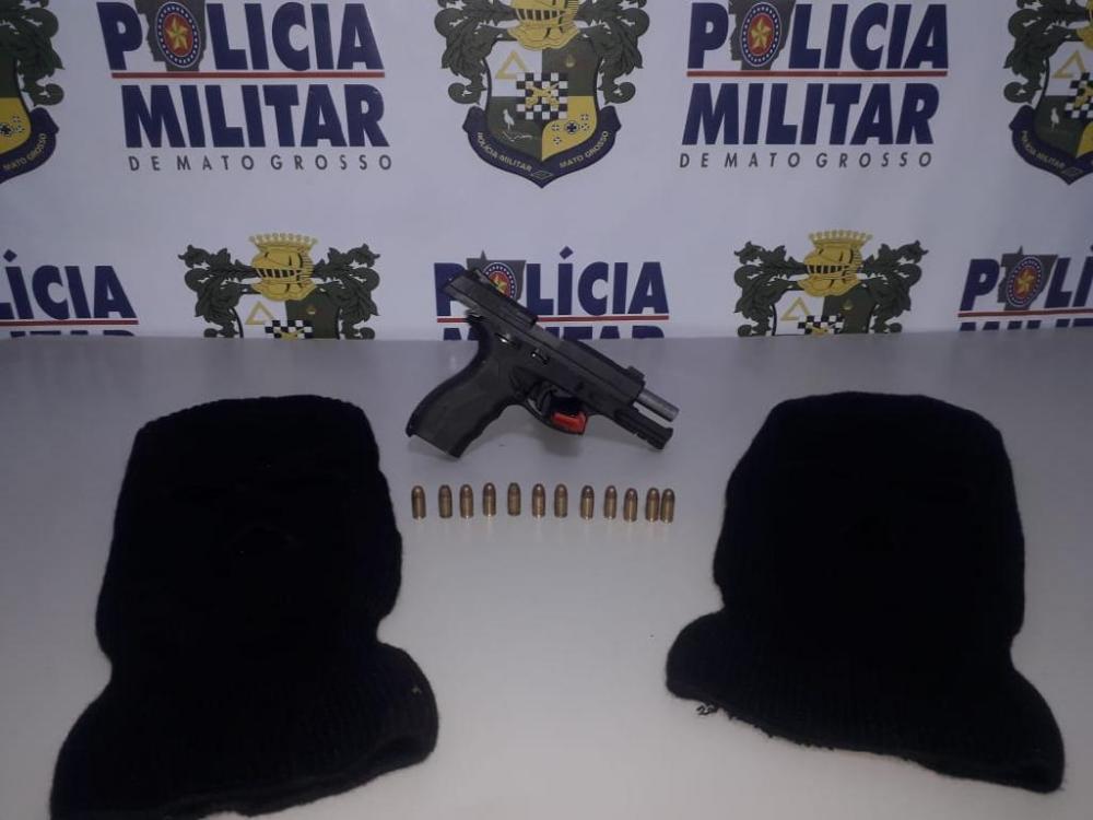 Com pistola e toucas ninjas, dupla é rendida em Cláudia