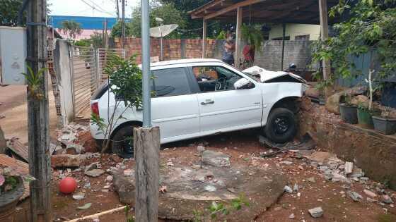 Motorista bêbado é preso pela polícia militar após derrubar muro de residência em Juína