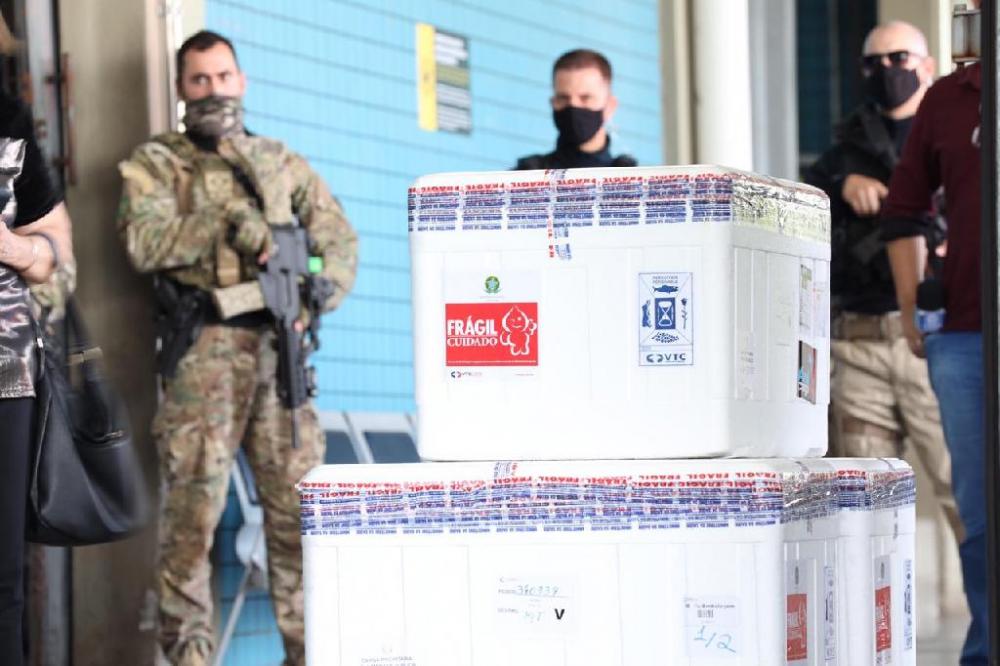 Com chegada de nova remessa de imunizante, MT inicia vacinação de idosos acima de 90 anos