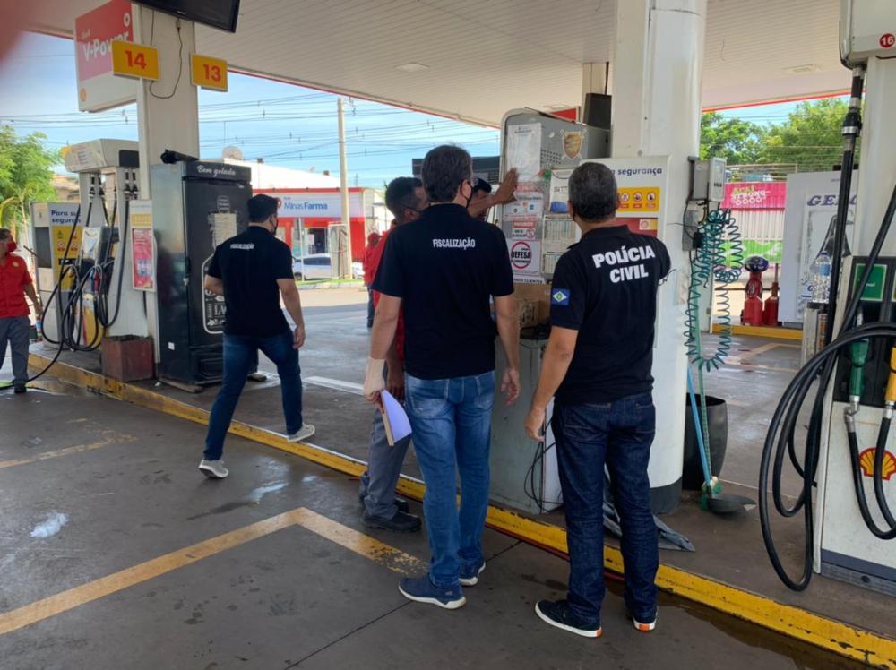 Polícia Civil e Procon fiscalizam posto de combustível para apurar irregularidades durante abastecimento