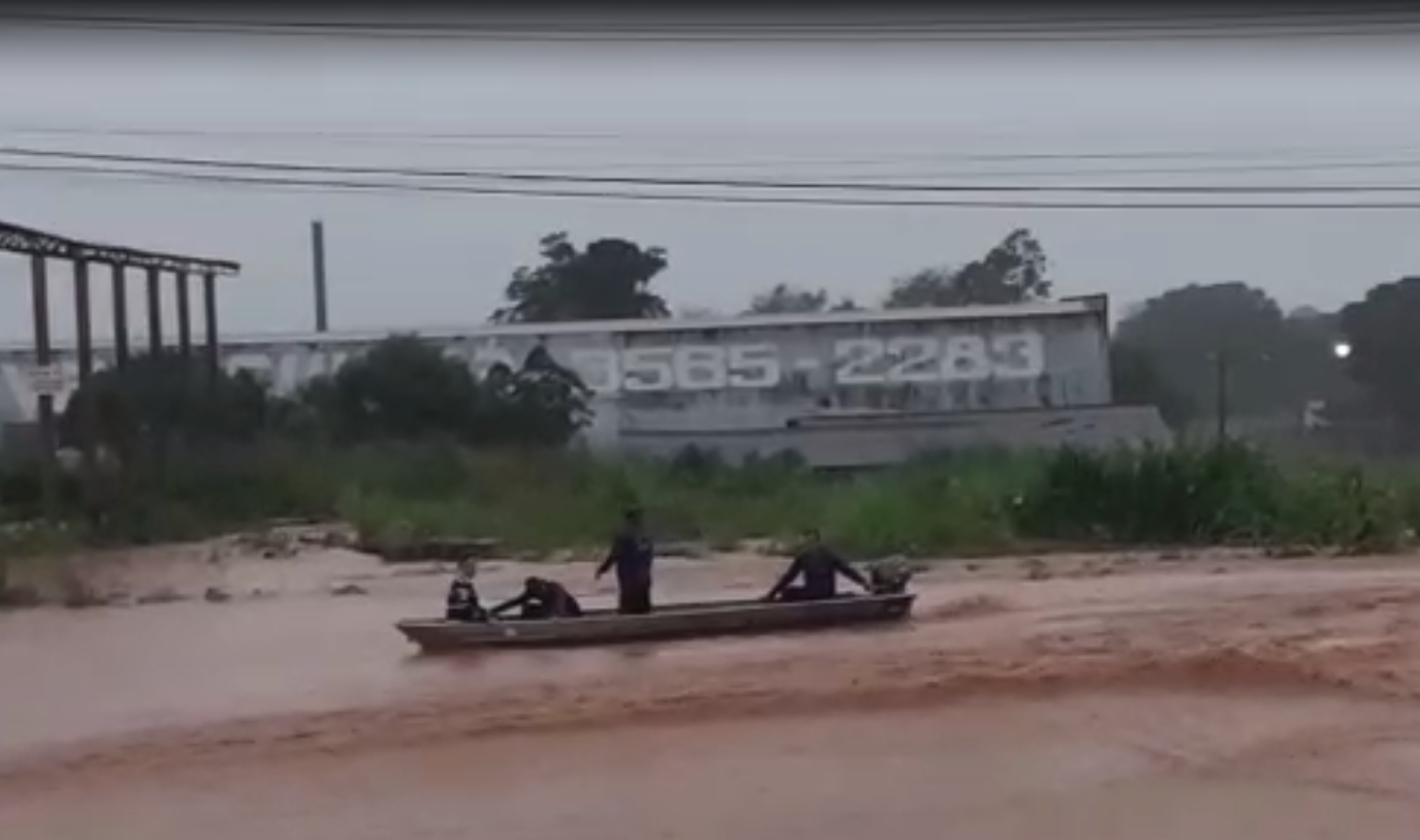 Sem trégua, chuva intensa torna Aripuanã na Veneza brasileira