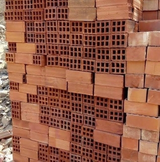 Homem leva três mil tijolos por engano de lote em Juína