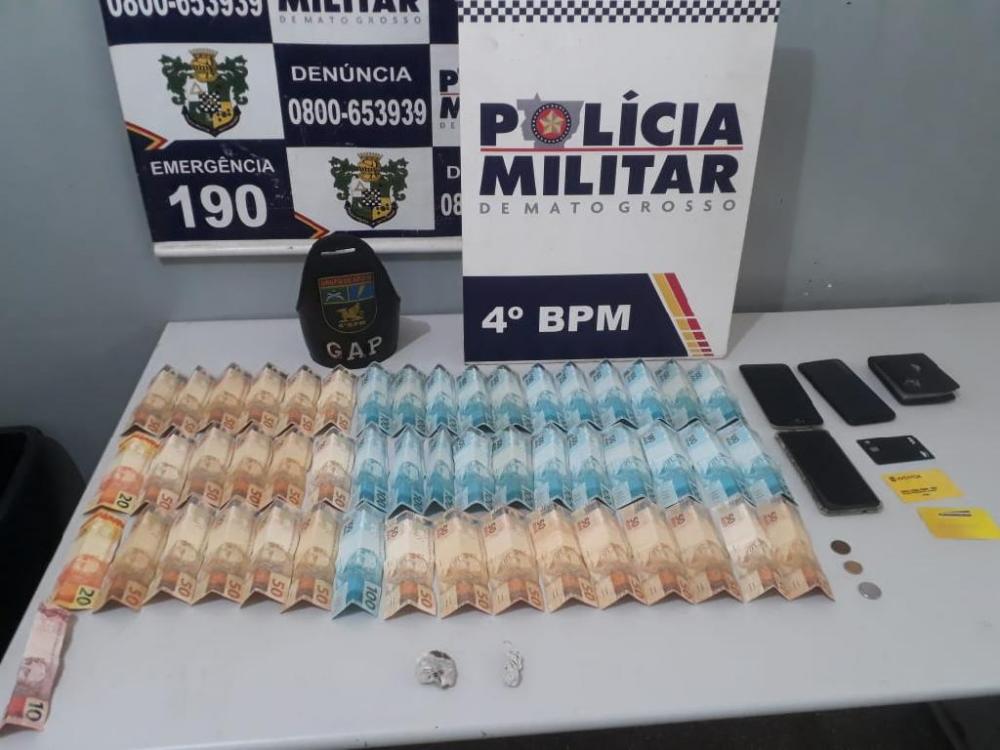 Policiais descobrem golpe, apreendem dinheiro e carros com dupla durante abordagem